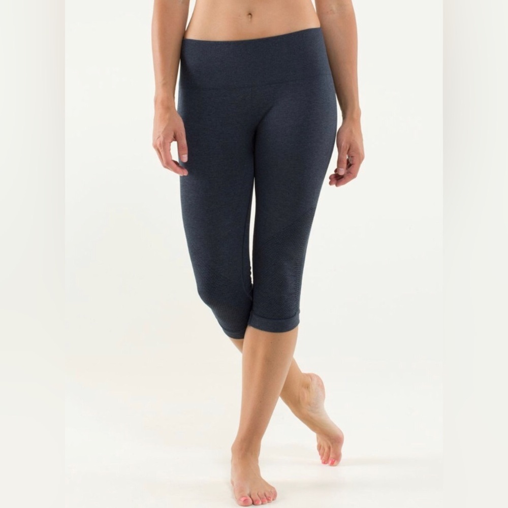 LULULEMON IN THE FLOW CROP II HEATHERED INKWELL LIKE NEW NAVY SIZE 8/10